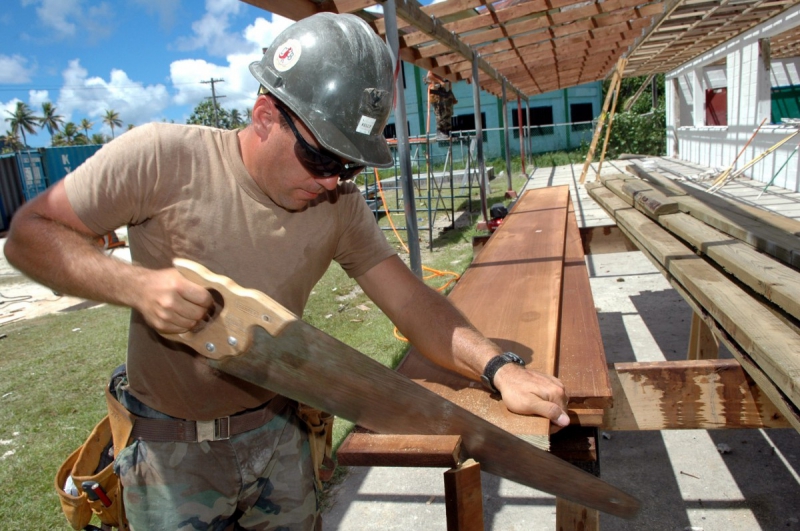 ebeniste-RIMPLAS-min_worker_construction_building_carpenter_male_job_build_helmet-893290